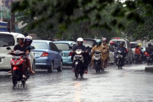 Pengendara motor ketika hujan (solopos.com)