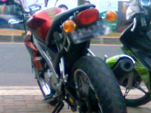 Hindari mengendara di belakang motor seperti ini